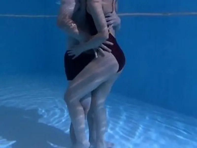 ông xã lạnh nhạt, cô vợ địt trộm với hlv dạy bơi