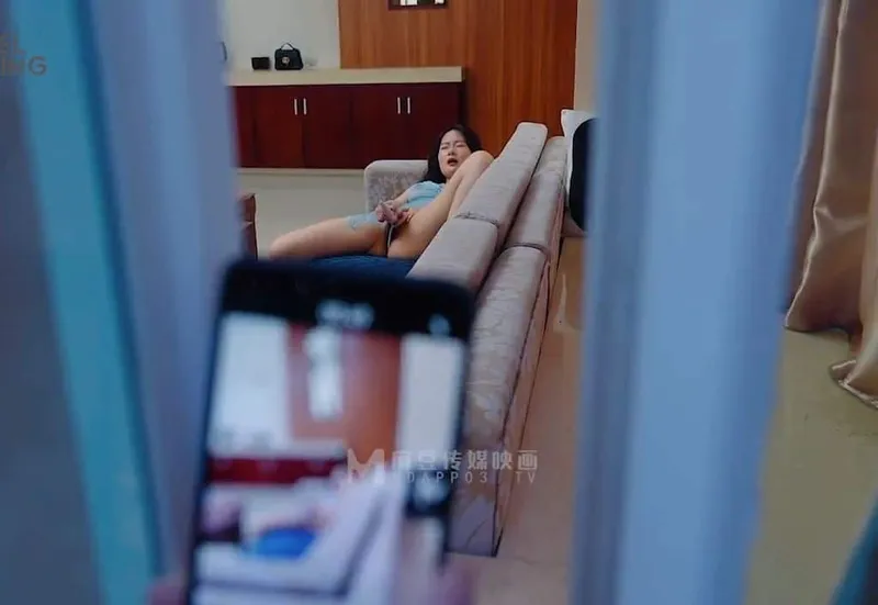 đột nhập nện em cạnh nhà đang thủ dâm